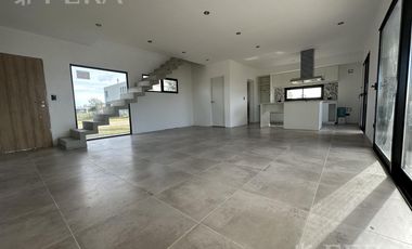 Venta de Casa 4 ambientes con galeria y fondo en Magallanes en Berazategui