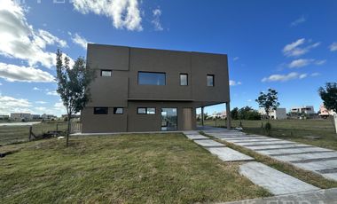 Venta de Casa 4 ambientes con galeria y fondo en Magallanes en Berazategui