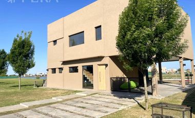 Venta de Casa 4 ambientes con galeria y fondo en Magallanes en Berazategui