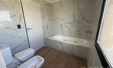 Venta de Casa 4 ambientes con galeria y fondo en Magallanes en Berazategui