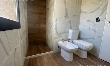 Venta de Casa 4 ambientes con galeria y fondo en Magallanes en Berazategui