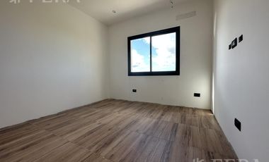 Venta de Casa 4 ambientes con galeria y fondo en Magallanes en Berazategui