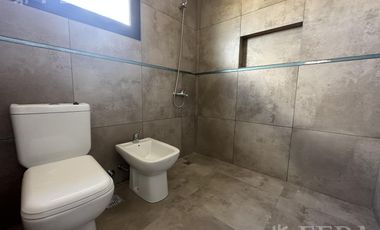 Venta de Casa 4 ambientes con galeria y fondo en Magallanes en Berazategui