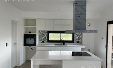 Venta de Casa 4 ambientes con galeria y fondo en Magallanes en Berazategui