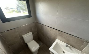 Venta de Casa 4 ambientes con galeria y fondo en Magallanes en Berazategui