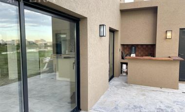 Venta de Casa 4 ambientes con galeria y fondo en Magallanes en Berazategui