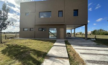 Venta de Casa 4 ambientes con galeria y fondo en Magallanes en Berazategui