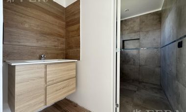 Venta de Casa 4 ambientes con galeria y fondo en Magallanes en Berazategui