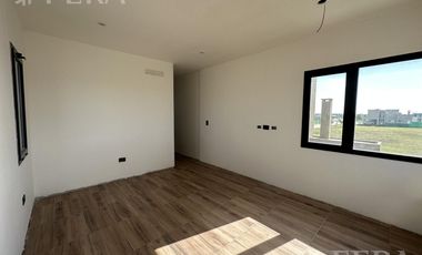 Venta de Casa 4 ambientes con galeria y fondo en Magallanes en Berazategui