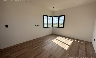 Venta de Casa 4 ambientes con galeria y fondo en Magallanes en Berazategui