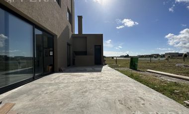 Venta de Casa 4 ambientes con galeria y fondo en Magallanes en Berazategui