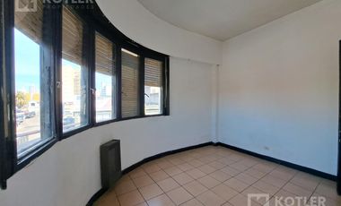 Oficinas en excelente ubicacion. 4 amb. en Est. Lomas apto profesional