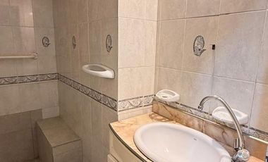 Amplio departamento de 2 dormitorios , Moreno 1era cuadra, Barrio Sur