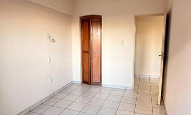 Amplio departamento de 2 dormitorios , Moreno 1era cuadra, Barrio Sur