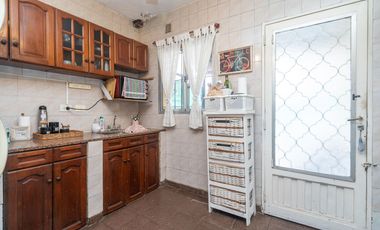 Venta Casa en Cañuelas. cinco ambientes. Lote propio con Pileta y  Cochera