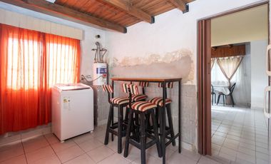 Venta Casa en Cañuelas. cinco ambientes. Lote propio con Pileta y  Cochera