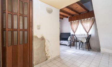 Venta Casa en Cañuelas. cinco ambientes. Lote propio con Pileta y  Cochera