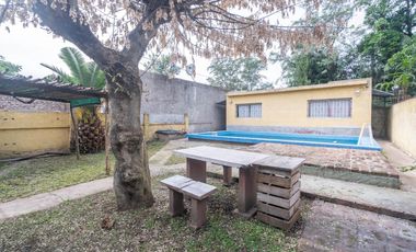 Venta Casa en Cañuelas. cinco ambientes. Lote propio con Pileta y  Cochera