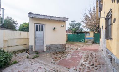 Venta Casa en Cañuelas. cinco ambientes. Lote propio con Pileta y  Cochera
