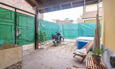 Venta Casa en Cañuelas. cinco ambientes. Lote propio con Pileta y  Cochera