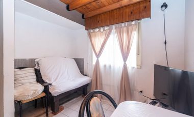 Venta Casa en Cañuelas. cinco ambientes. Lote propio con Pileta y  Cochera