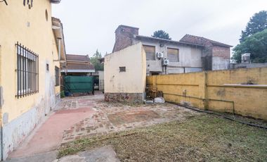 Venta Casa en Cañuelas. cinco ambientes. Lote propio con Pileta y  Cochera