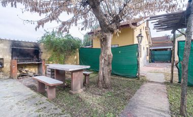 Venta Casa en Cañuelas. cinco ambientes. Lote propio con Pileta y  Cochera