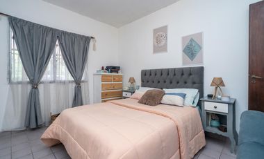 Venta Casa en Cañuelas. cinco ambientes. Lote propio con Pileta y  Cochera