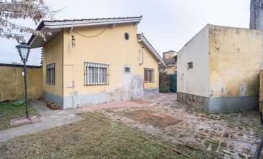 Venta Casa en Cañuelas. cinco ambientes. Lote propio con Pileta y  Cochera