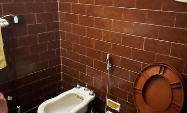 Casa de tres ambientes apto credito a la venta con patio y garage en Wilde Centro