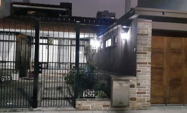 Casa de tres ambientes apto credito a la venta con patio y garage en Wilde Centro