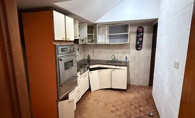 Casa de Tres ambientes con Local y Quincho en Venta