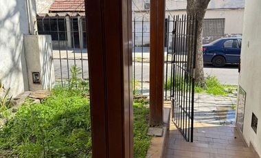 Casa de Tres ambientes con Local y Quincho en Venta
