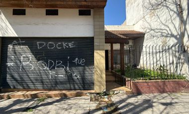 Casa de Tres ambientes con Local y Quincho en Venta