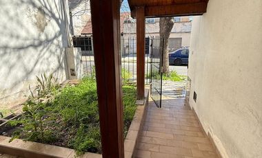 Casa de Tres ambientes con Local y Quincho en Venta