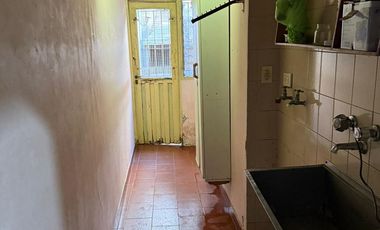 Casa de Tres ambientes con Local y Quincho en Venta