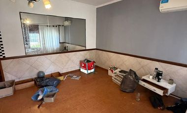 Casa de Tres ambientes con Local y Quincho en Venta