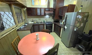 Casa de 5 ambientes en venta, próxima al centro de Quilmes.