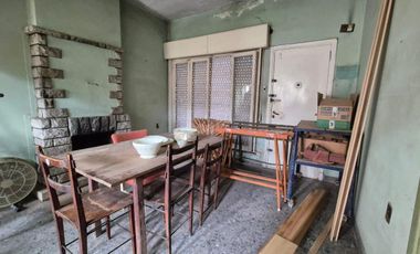 Casa dos ambientes a reciclar en venta en Villa Dominico