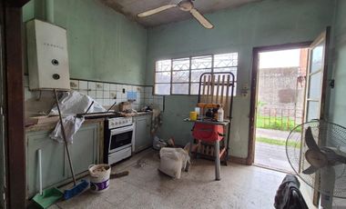 Casa dos ambientes a reciclar en venta en Villa Dominico