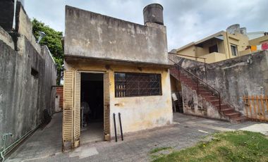 Casa dos ambientes a reciclar en venta en Villa Dominico