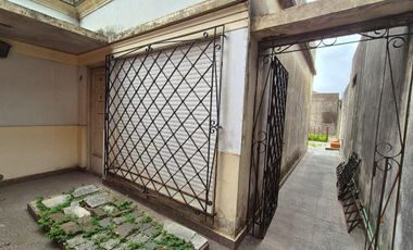 Casa dos ambientes a reciclar en venta en Villa Dominico