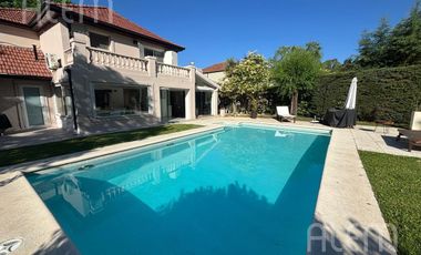 Hermosa Casa en  Echeverria del Lago.