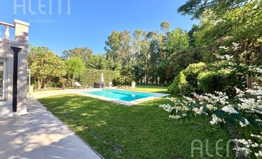 Hermosa Casa en  Echeverria del Lago.