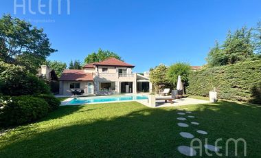 Hermosa Casa en  Echeverria del Lago.