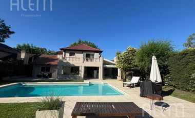 Hermosa Casa en  Echeverria del Lago.