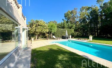 Hermosa Casa en  Echeverria del Lago.