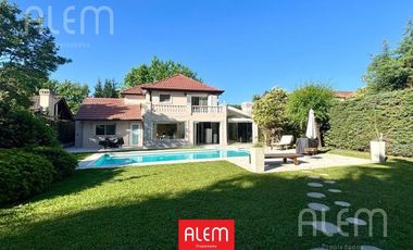 Hermosa Casa en  Echeverria del Lago.