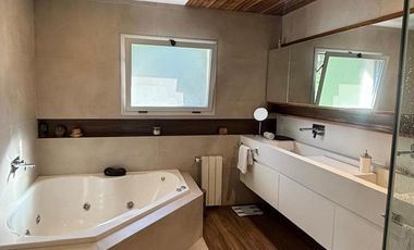 Hermosa Casa en  Echeverria del Lago.