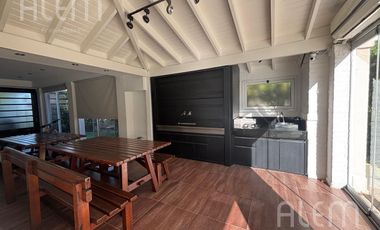 Hermosa Casa en  Echeverria del Lago.